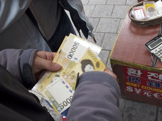 Exchanging currency while traveling