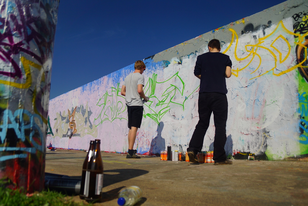A different vantage point showing the two artists at work at Mauerpark in Berlin
