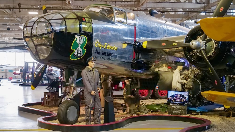 El bombardero bimotor pulido "City of Edmonton", marcado como Escuadrón 418, exhibido con un diorama de maniquíes de personal de tierra debajo de la trompa en el Alberta Aviation Museum en Edmonton, Alberta, Canadá.
