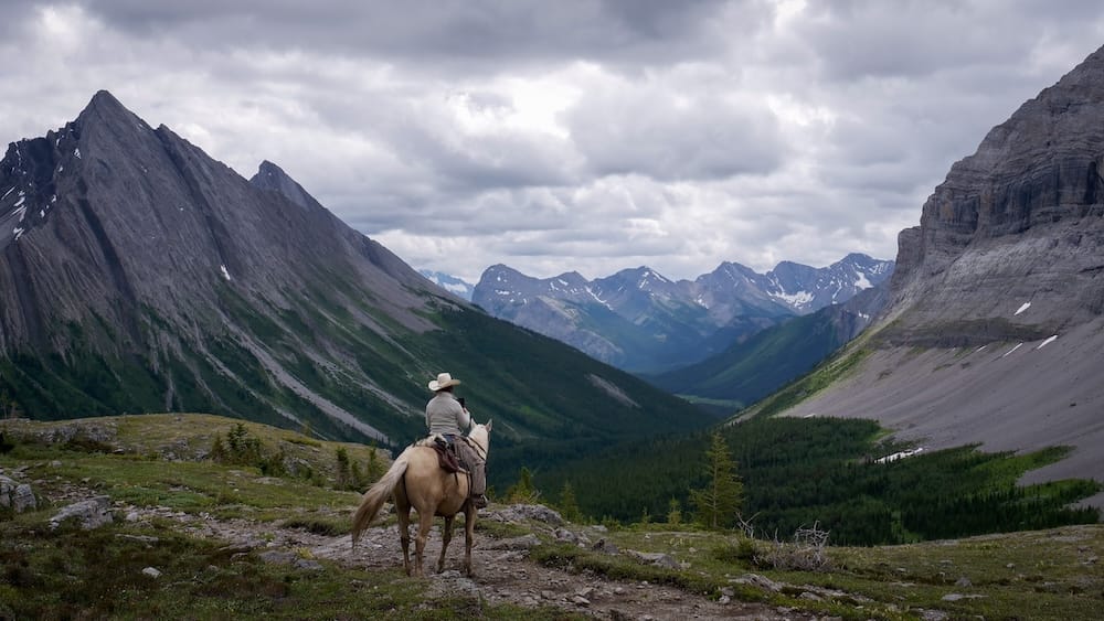 Guía de cabalgatas en Banff: paseos, Cowboy Cookouts y viajes por el backcountry