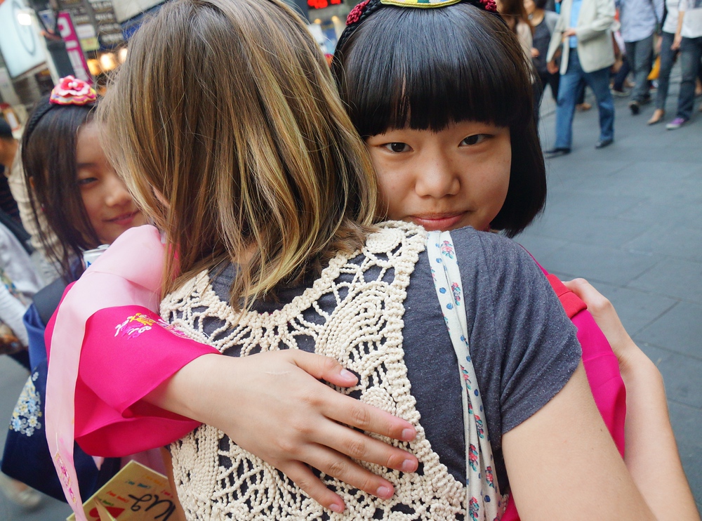 Audrey Bergner (That Backpacker) accepting free hugs from cute Korean girls in Insadong - Seoul, Korea