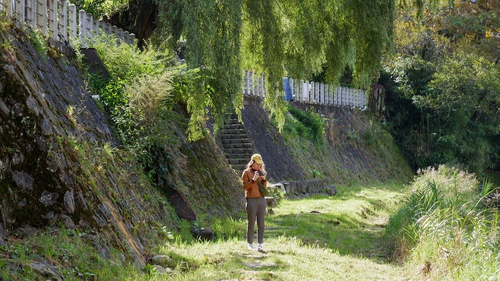 Audrey Bergner That Backpacker capturing river views in Takayama, Japan 