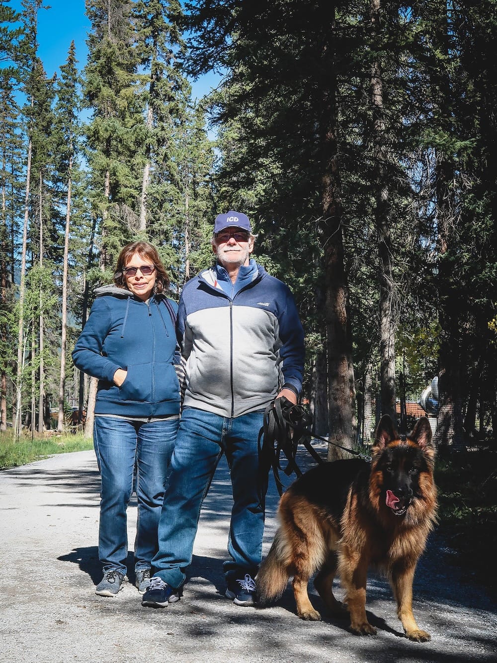 Daniel y Maria Bergner con Togo en el sendero Bow River Trail, Parque Nacional Banff, Alberta, Canadá Daniel y Maria Bergner pasean a su perro Togo por el sendero Bow River Trail en el Parque Nacional Banff, Alberta, Canadá, durante su primer viaje en auto a las Rocallosas.