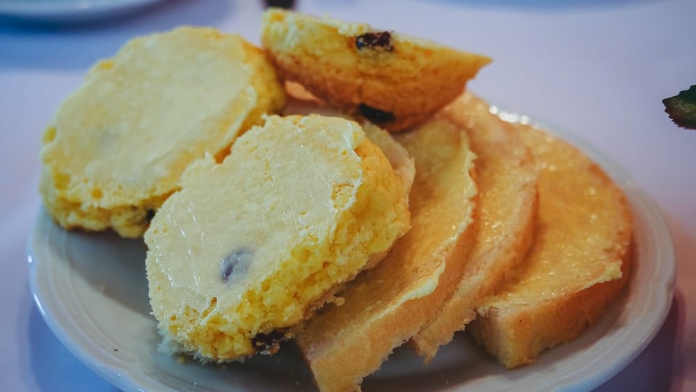 Escones galeses con manteca y pan servidos en una tradicional casa de té en Gaiman Argentina