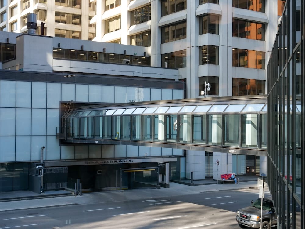 Puente peatonal cerrado y vidriado del +15 sobre una calle del centro de Calgary, Alberta, Canadá, conectando edificios de oficinas de varios pisos por encima de la calzada.