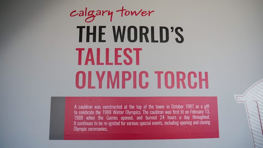 Panel histórico del pebetero olímpico de Calgary Tower durante los Juegos Olímpicos de Invierno de 1988 en Calgary, Canadá Panel interpretativo dentro de Calgary Tower en Calgary, Alberta, Canadá, que explica el pebetero olímpico de la torre y su papel durante los Juegos Olímpicos de Invierno de 1988.