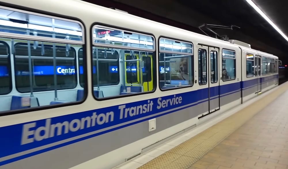 Tren del Edmonton Transit Service en la estación Central, en el centro de Edmonton, Alberta, Canadá Un tren del Edmonton Transit Service está detenido junto al andén subterráneo de la estación Central, en el centro de Edmonton, Alberta, Canadá, con los carteles azules visibles a través de las ventanas.