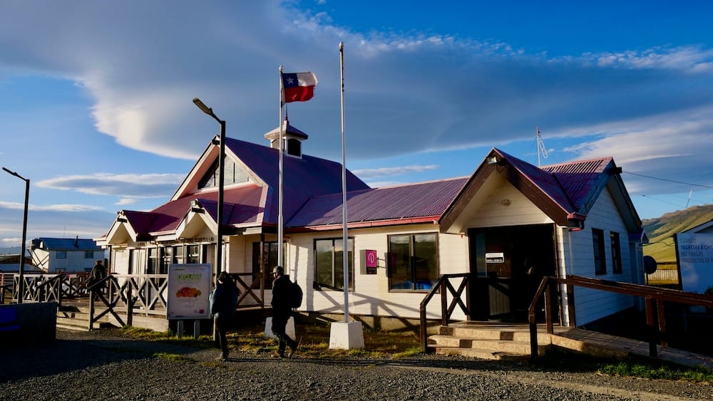 Paso Fronterizo Cerro Castillo aduana e Inspección del SAG en la Patagonia Aduana Cerro Castillo: Paso fronterizo terrestre en la Patagonia chilena donde los controles de aduana e inspecciones del SAG de alimentos demoran los viajes en micro.