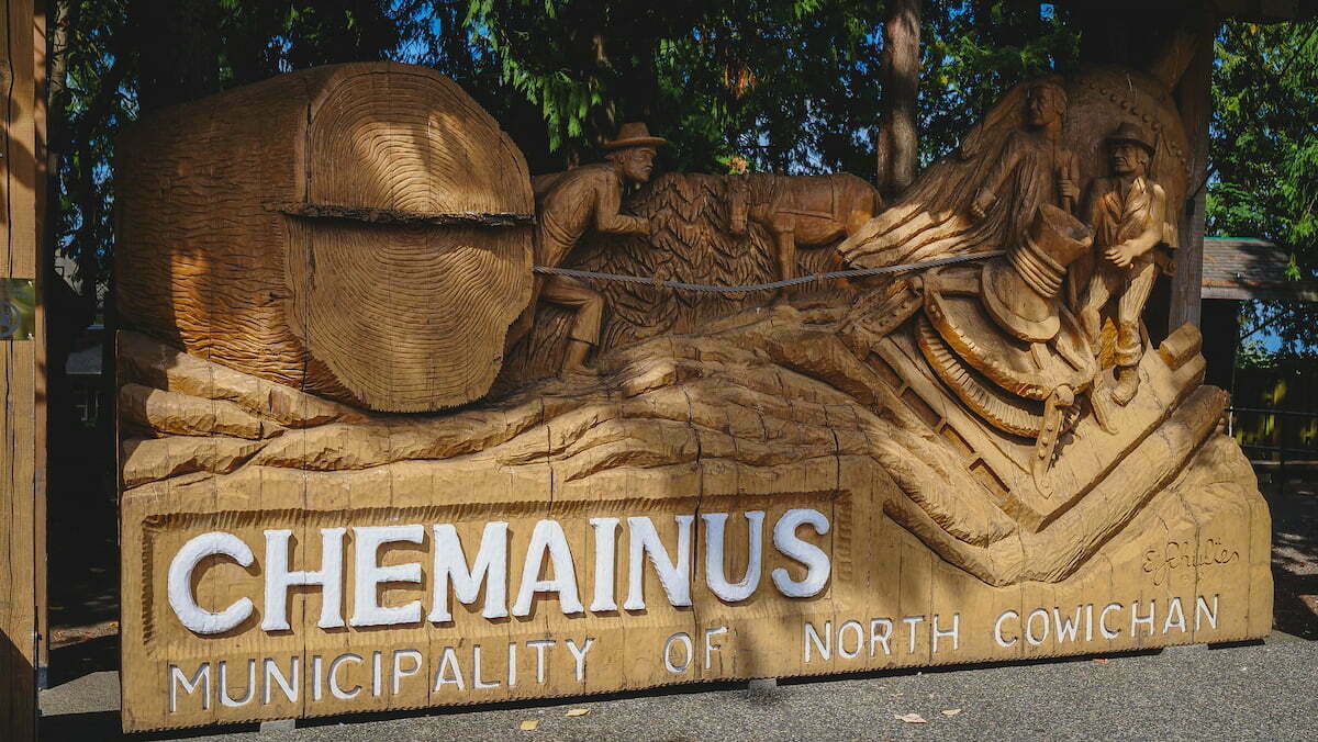 Chemainus Travel Guide: Things to do in Chemainus, BC, Vancouver Island, Canada including visiting the town sign 