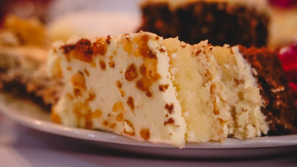 Torta galesa decadente con crema y nueces servida en una casa de té tradicional en Gaiman Argentina, mostrando las texturas de la Patagonia