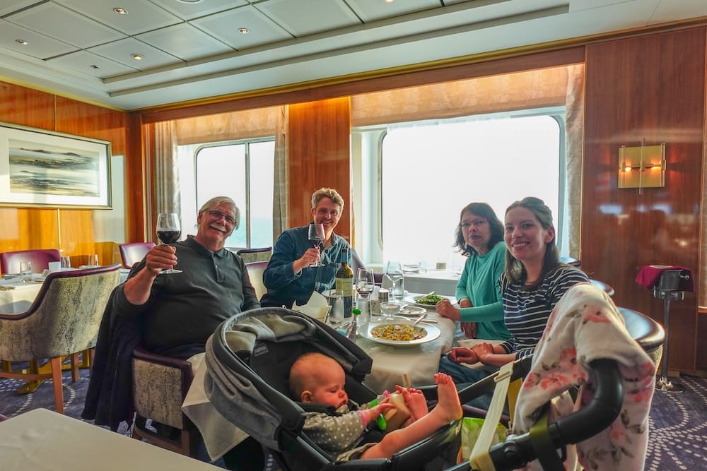 Crucero por Alaska en el Norwegian Sun con Samuel Jeffery y Audrey Bergner viajando en familia junto a Aurelia Jeffery y padres, mostrando experiencias reales de viajes multigeneracionales y logística en destinos internacionales.