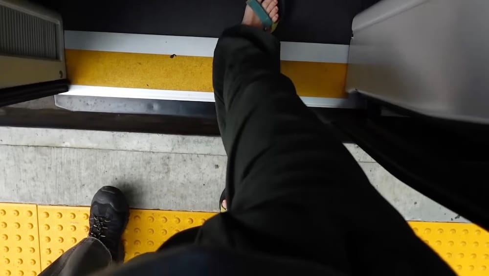 Audrey Bergner subiendo a un tren del LRT de Edmonton, Alberta, Canadá Audrey Bergner sube desde un andén del LRT de Edmonton a un tren en Alberta, Canadá, con una sandalia cruzando el pequeño espacio entre el pavimento táctil amarillo y el umbral del vagón.
