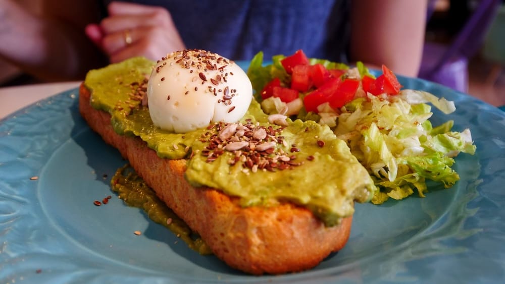 El Calafate Patagonia avocado toast with poached egg served at Olivia’s Bagel Shop, a popular café stop before the bus journey to El Chaltén and the hiking trails of Los Glaciares National Park.