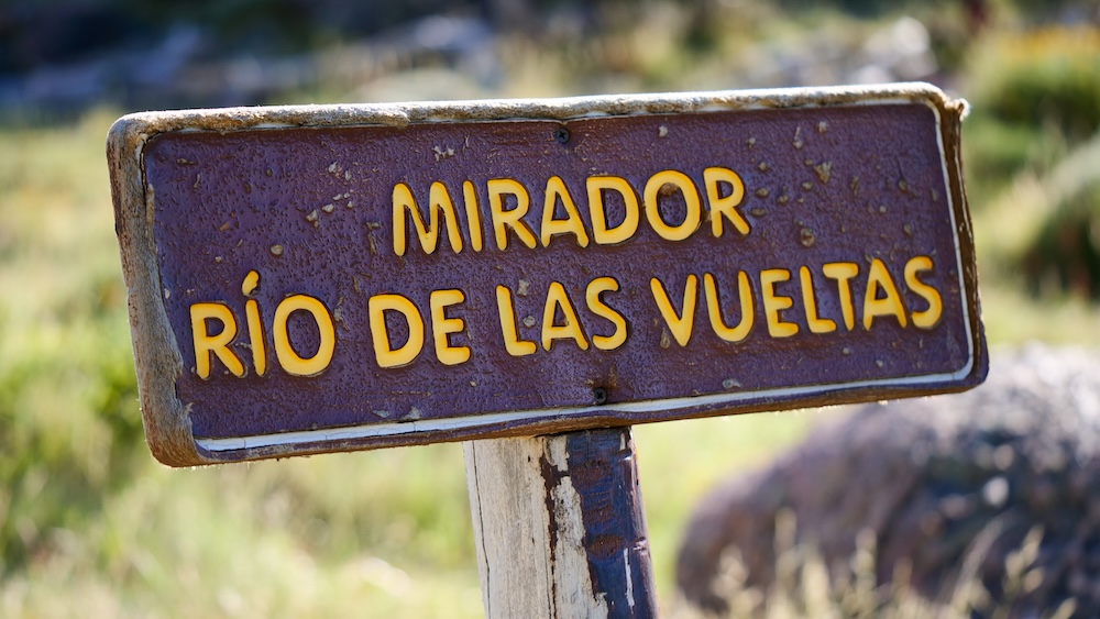 El Chaltén, Patagonia trail sign for Mirador Río de las Vueltas marking one of the shortest and easiest viewpoint walks near town, highlighting a quick, low-commitment climb that delivers valley scenery and panoramic views within minutes.