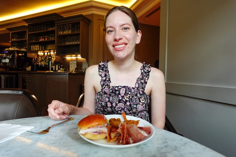 Audrey Bergner está sentada con un plato de canapés de la tarde en el Fairmont Gold Lounge del Fairmont Hotel Macdonald en Edmonton, Alberta, Canadá.
