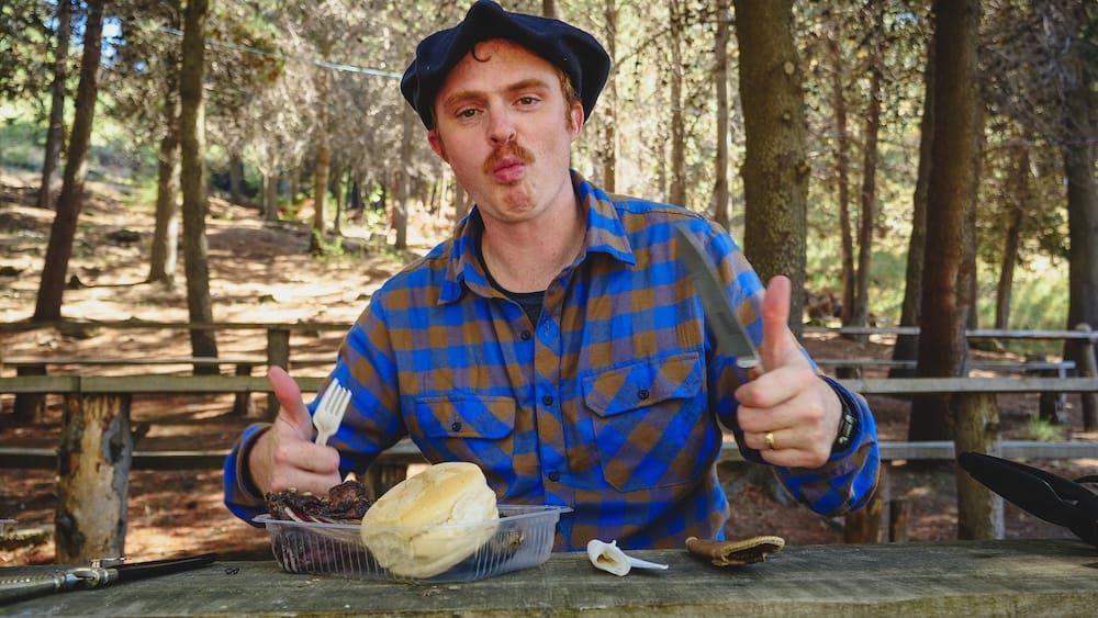 Fiesta Nacional del Asado Cholila Patagonia, Samuel Jeffery comiendo cordero al palo festejando la cultura gastronómica gaucha argentina