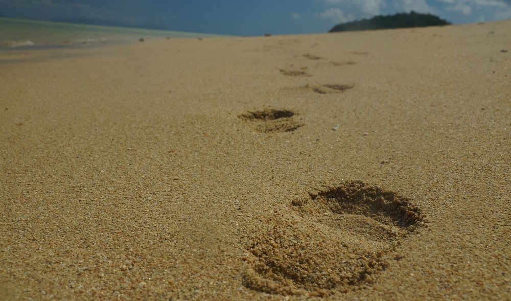 Footprints in the sand on our day of sailing in Australia