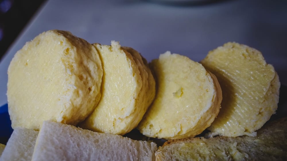 Traditional Welsh scones served with butter during merienda in Gaiman, Argentina, representing the simple bread-based foundation of the Patagonian tea house tradition before the arrival of rich cakes and desserts.
