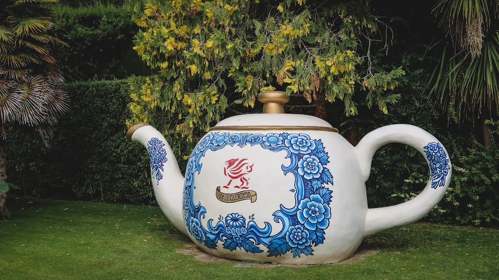 Giant teapot sculpture, Welsh tea house, Gaiman, Chubut, Argentine Patagonia A giant white teapot sculpture painted with blue floral patterns and a red Welsh dragon crest, marking a Welsh tea house garden in Gaiman, Chubut, Argentine Patagonia.