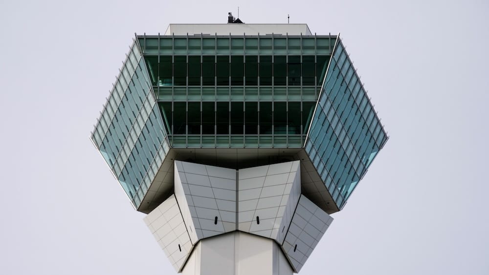 Primer plano de las plataformas de observación de Goryokaku Tower, en Hakodate, Hokkaido, Japón Primer plano de las plataformas de observación cerradas con vidrio en la parte superior de Goryokaku Tower, en Hakodate, Hokkaido, Japón, fotografiadas desde abajo contra un cielo nublado.