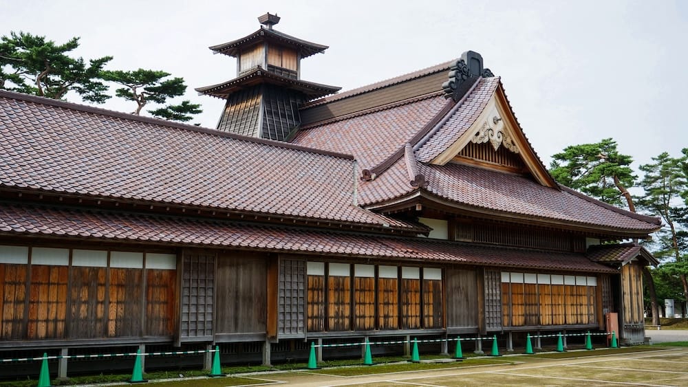 Oficina del Magistrado de Hakodate dentro del parque Goryokaku, en Hakodate, Hokkaido, Japón Oficina del Magistrado de Hakodate reconstruida dentro del parque Goryokaku, en Hakodate, Hokkaido, Japón, con su exterior tradicional de madera, techos de tejas y estructura central elevada.