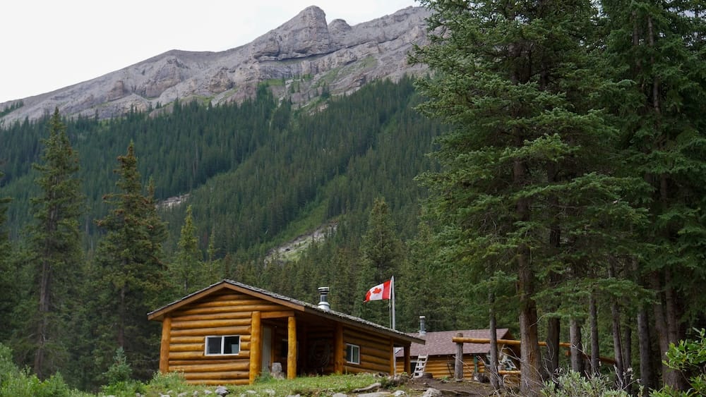 Reseña de Halfway Lodge: por dentro del remoto lodge de cabalgatas del backcountry de Banff