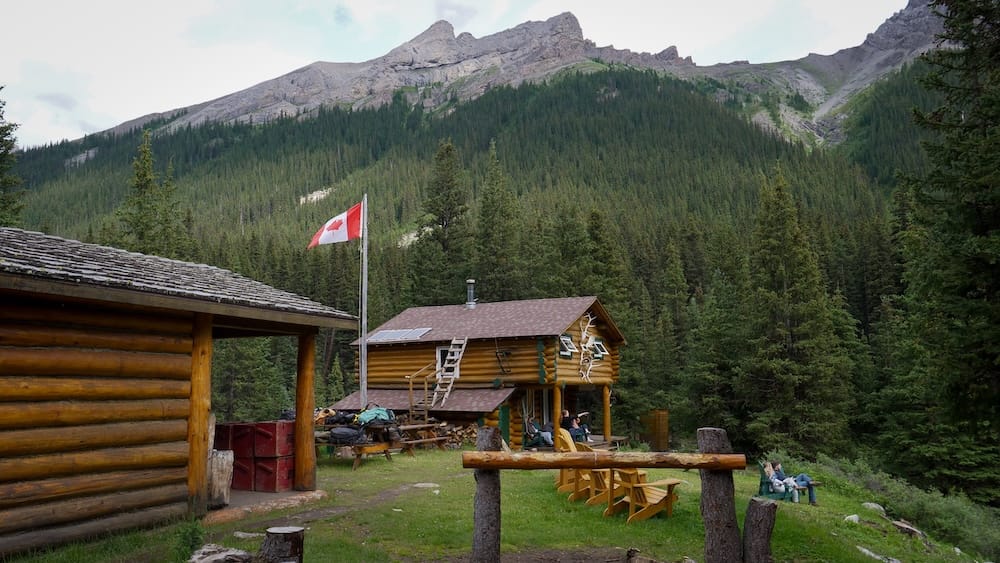 Sundance Lodge vs Halfway Lodge: qué lodge del backcountry de Banff preferí