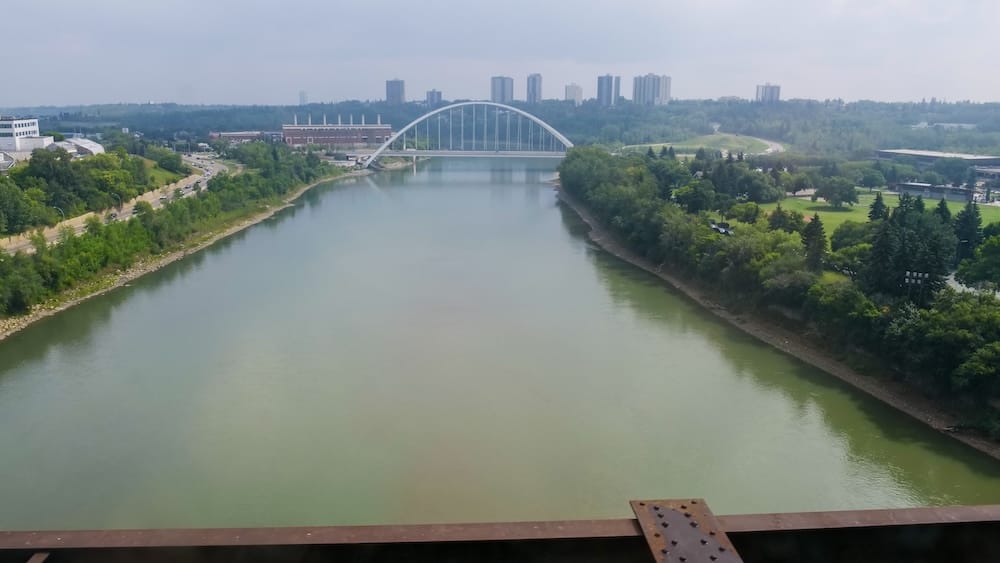 Vista desde el Tranvía del High Level Bridge, Edmonton, Alberta, Canadá La vista desde el tranvía del High Level Bridge sobre el río North Saskatchewan hacia el puente arqueado Walterdale y el perfil del centro de Edmonton, Alberta, Canadá, con parquizado verde del valle del río en ambas orillas.