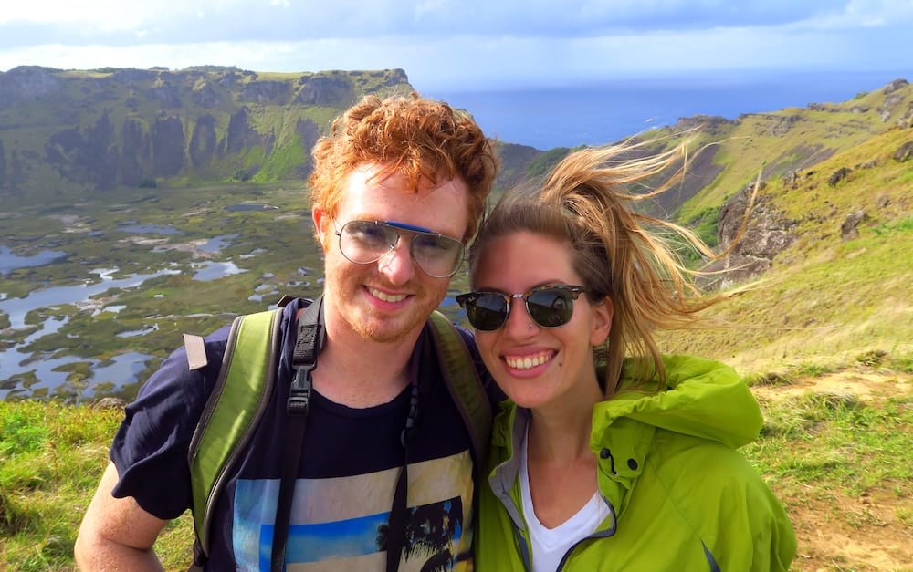Isla de Pascua, Chile con Samuel Jeffery y Audrey Bergner disfrutando vistas del paisaje volcánico y océano Pacífico, mostrando una experiencia real en uno de los destinos más remotos del mundo.