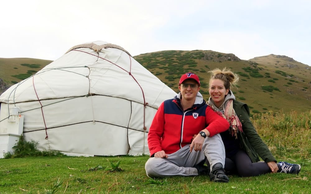 Kirguistán con Samuel Jeffery y Audrey Bergner en una yurta tradicional, mostrando una experiencia real de viaje en Asia Central con alojamiento local y exploración de paisajes naturales remotos.