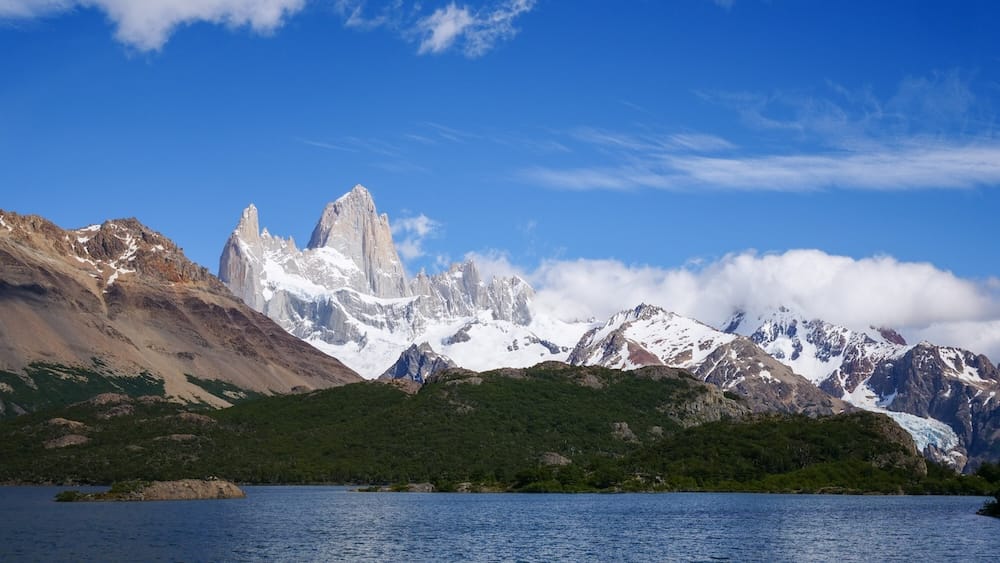 Laguna Capri hike in El Chaltén, Patagonia, Argentina, with clear blue lake water in the foreground and Mount Fitz Roy rising dramatically behind it, showing one of the most rewarding half-day hikes with iconic views and long summer daylight.