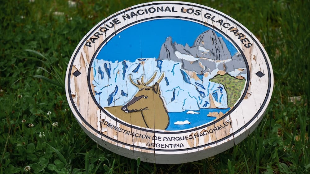 Parque Nacional Los Glaciares entrada Patagonia Argentina, cartel marcando el fin del trekking libre y nuevas regulaciones cerca de El Calafate