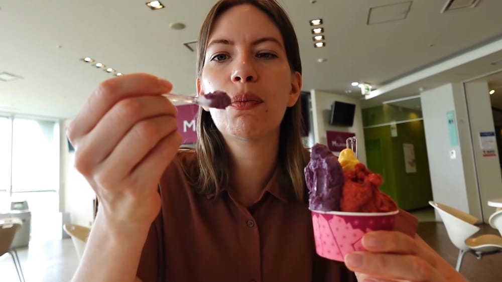 Audrey Bergner probando helado de Milkissimo dentro de Goryokaku Tower, en Hakodate, Hokkaido, Japón Audrey Bergner probando helado de Milkissimo en el segundo nivel de Goryokaku Tower, en Hakodate, Hokkaido, Japón, con un vaso de batata morada, frutos rojos y calabaza.