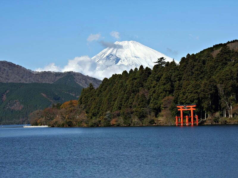Mount Fuji Shrine Lake Views in Japan 