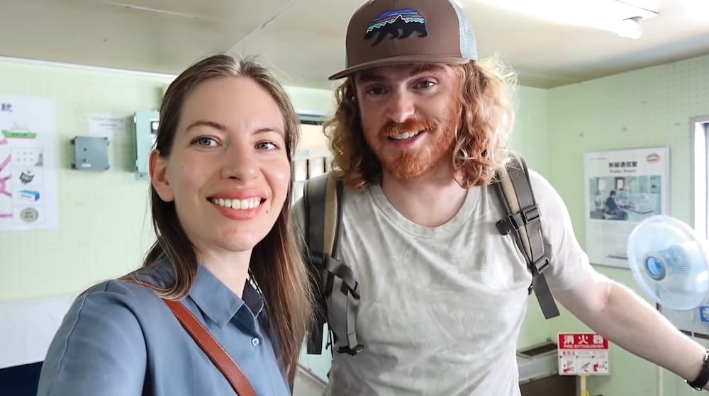Audrey Bergner y Samuel Jeffery sonríen dentro del barco museo Mashu Maru en Hakodate, Hokkaido, Japón, juntos en el interior del ferry durante una visita que terminó siendo una de las sorpresas del viaje.