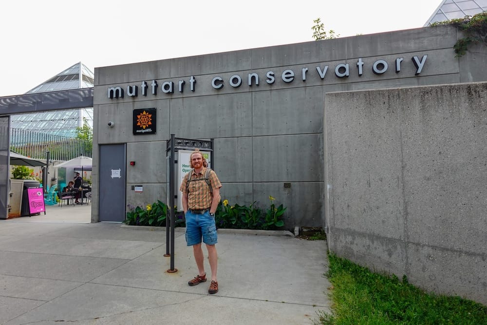 Samuel Jeffery en Muttart Conservatory, Edmonton, Alberta, Canadá Samuel Jeffery está afuera de la entrada de Muttart Conservatory, en Edmonton, Alberta, Canadá, bajo el cartel de la atracción y con parte de las estructuras piramidales de vidrio visibles detrás.