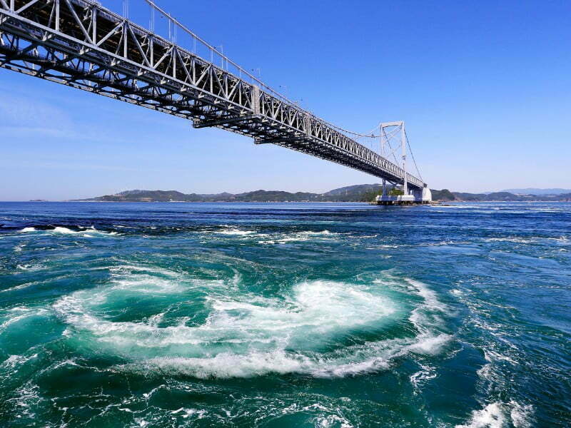Naruto Natural Whirlpools in Japan offers natural scenery for visitors 
