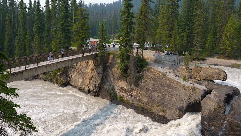 Natural Bridge in Yoho National Park: Is It Worth the Stop?