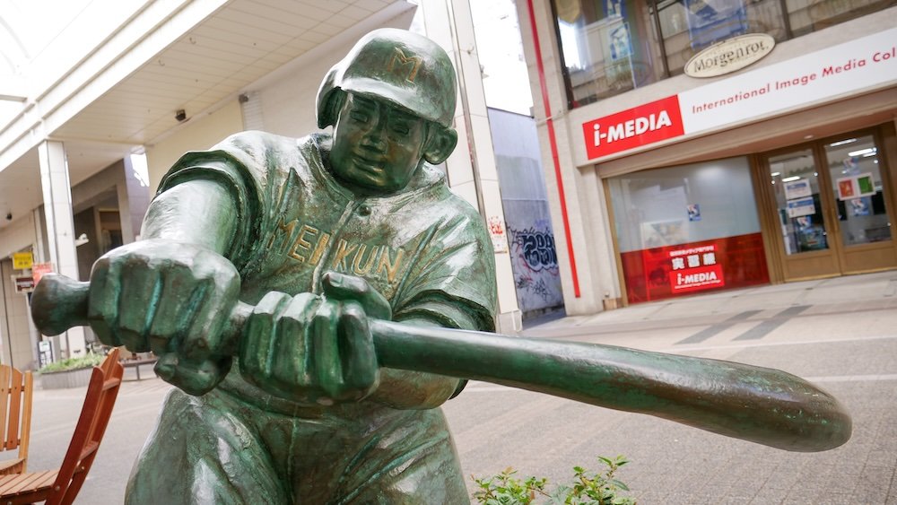 Niigata baseball player sculpture in Japan