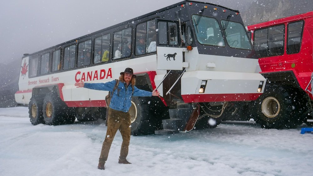 Nomadic Samuel building the snowball of his website traveling the Canadian Rockies 