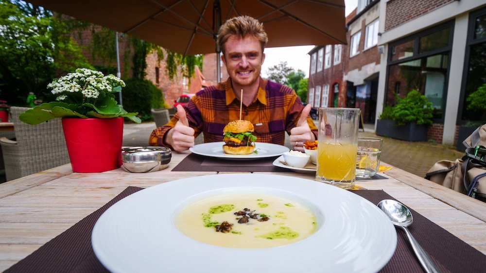 Nomadic Samuel enjoying a delicious Lunch at Friedas am Wasserturm in Luneburg, Germany