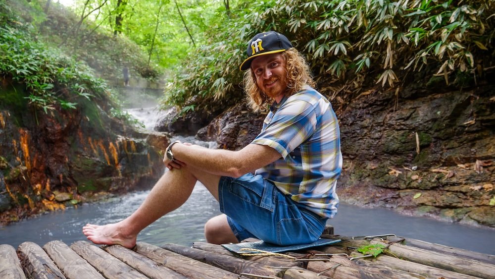 Nomadic Samuel enjoying a natural foot bath in Noboribetsu, Japan