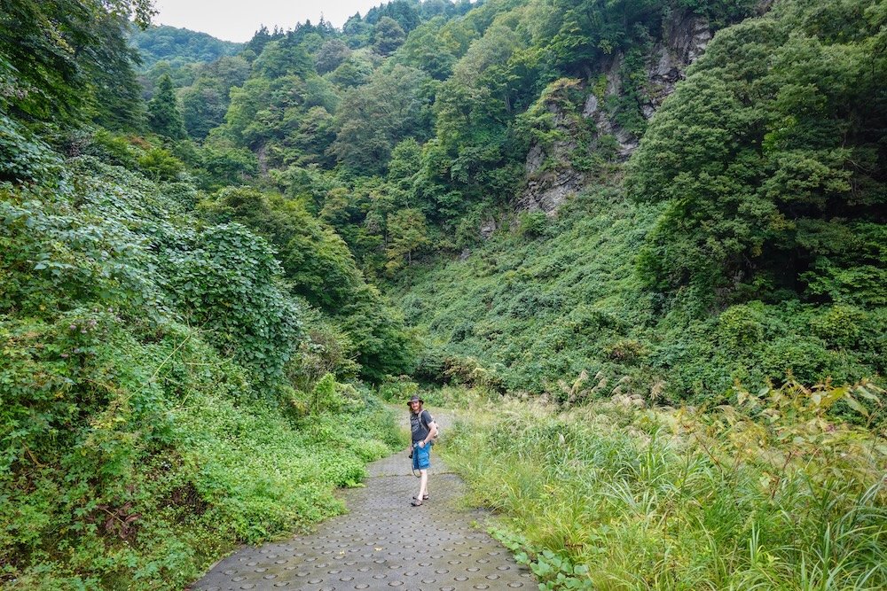 Nomadic Samuel hiking and enjoying nature in Yuzawa, Japan 