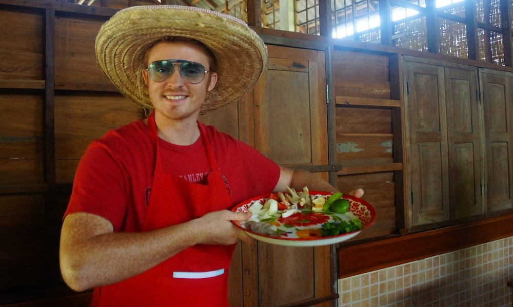 Nomadic Samuel learning how to make Thai food 