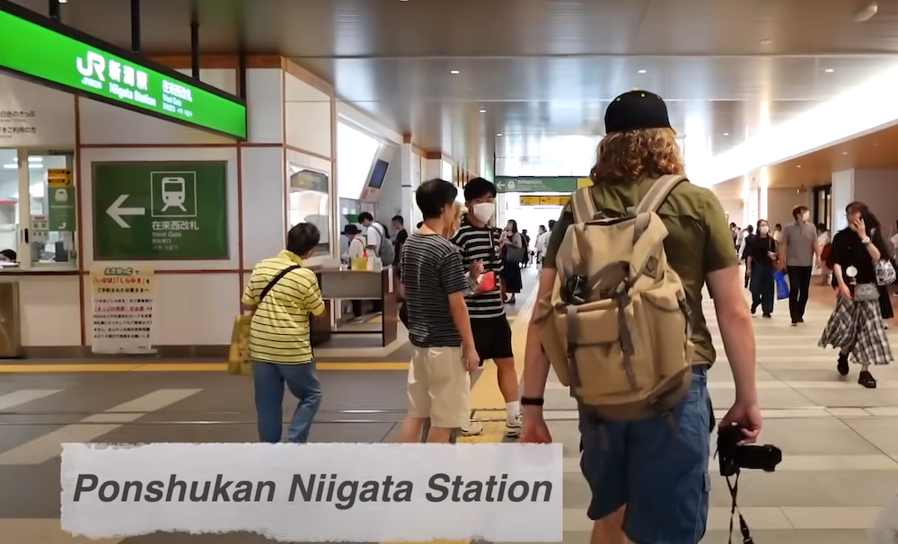 Nomadic Samuel wanding around Ponshukan Niigata Station 