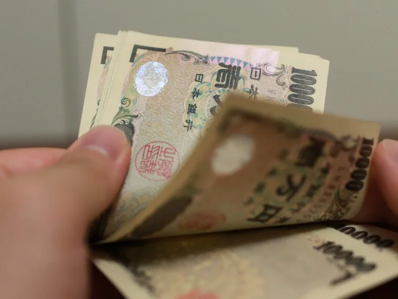 Paying for stationary in Japan with local currency Yen 