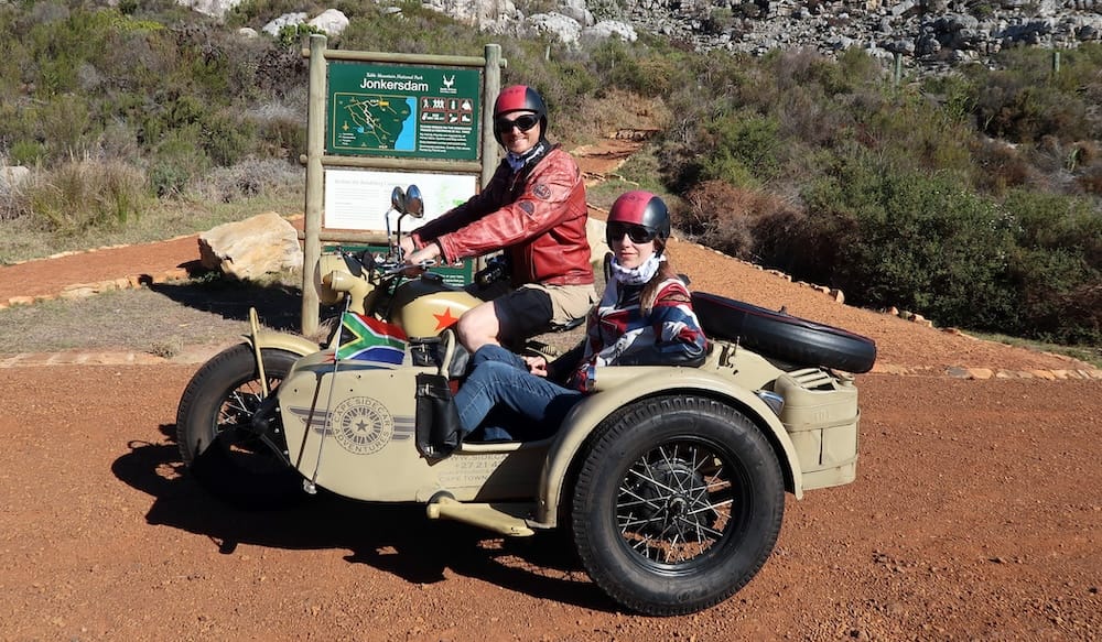Península del Cabo, Sudáfrica con Samuel Jeffery y Audrey Bergner en un tour en sidecar, mostrando una experiencia de viaje única con transporte alternativo y exploración escénica en destinos internacionales.