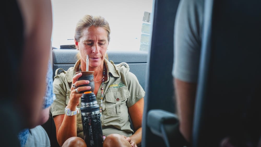 Península Valdés fauna Patagonia, guía local tomando mate en camioneta durante viaje por Argentina