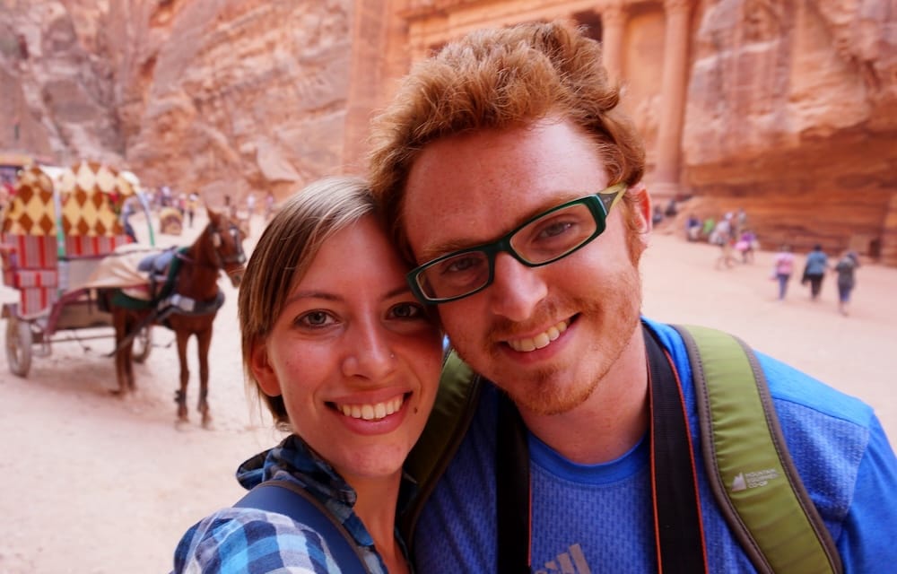Petra, Jordania con Samuel Jeffery y Audrey Bergner explorando la ciudad antigua, mostrando una experiencia real en uno de los sitios arqueológicos más importantes del mundo y viajes culturales internacionales.