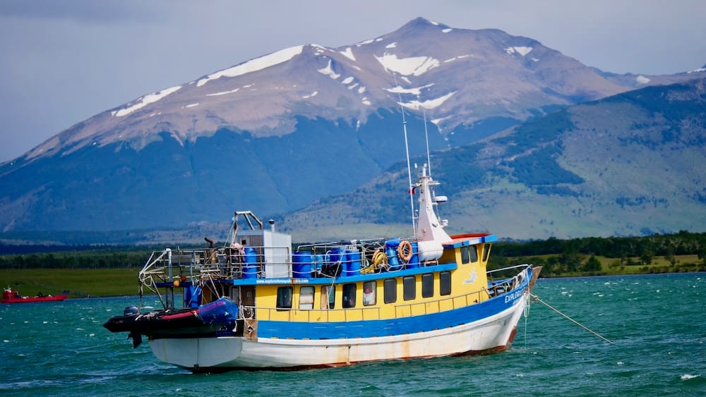 Embarcación en Puerto Natales y Rutas de Navegación en la Patagonia Chilena Puerto Natales excursiones: Embarcación en las aguas del Canal Señoret en Última Esperanza, Chile, expuesta a los vientos patagónicos.